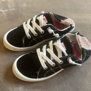 Roxy black sneakers size 5 elastic back